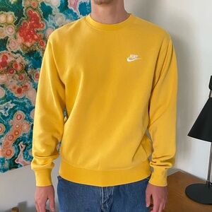 Nike Youth/Men’s yellow crew neck sweatshirt.